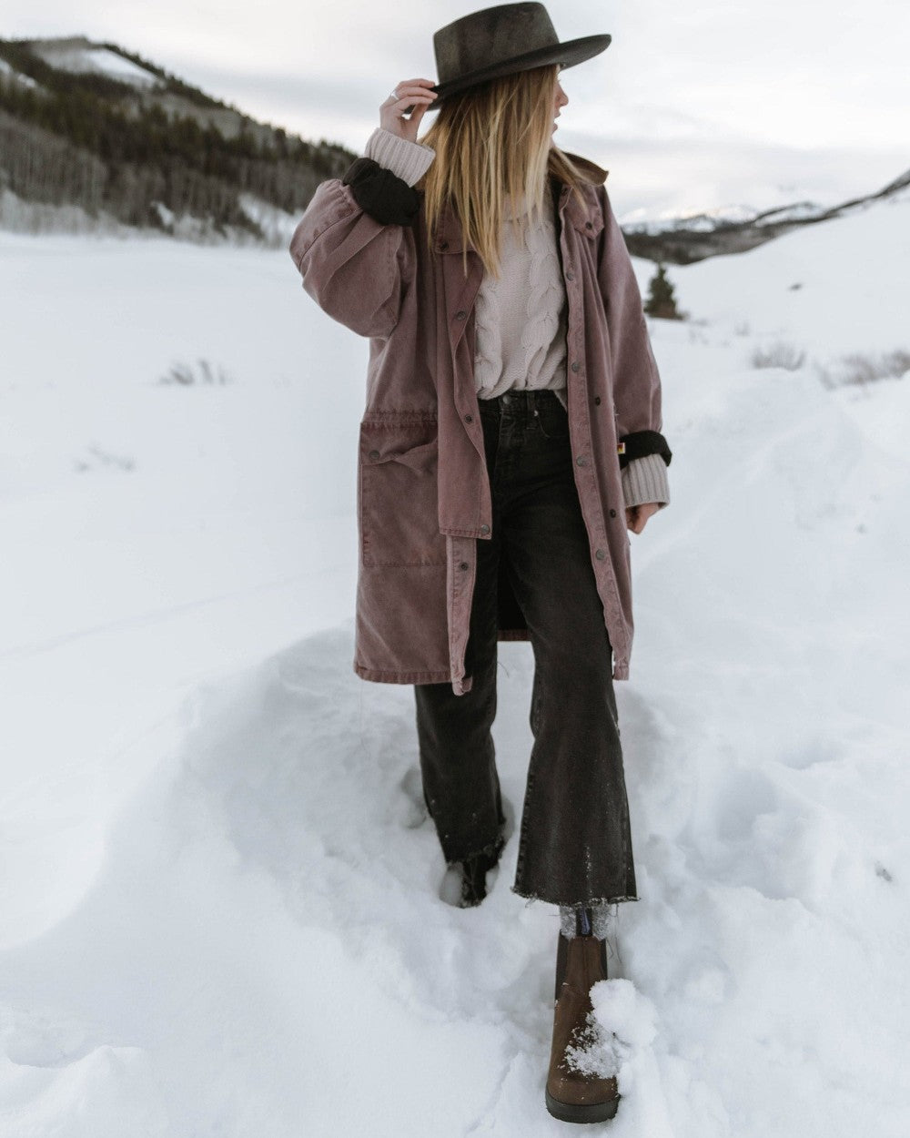 Antique Brown coloured Blundstone 1477 Antique Brown Waterproof Boots on snow background #colour_antique-brown