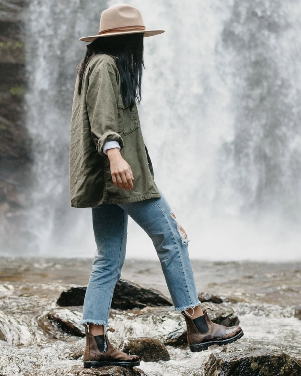Antique brown coloured Blundstone 1609 Antique Brown Boots on waterfall background #colour_antique-brown