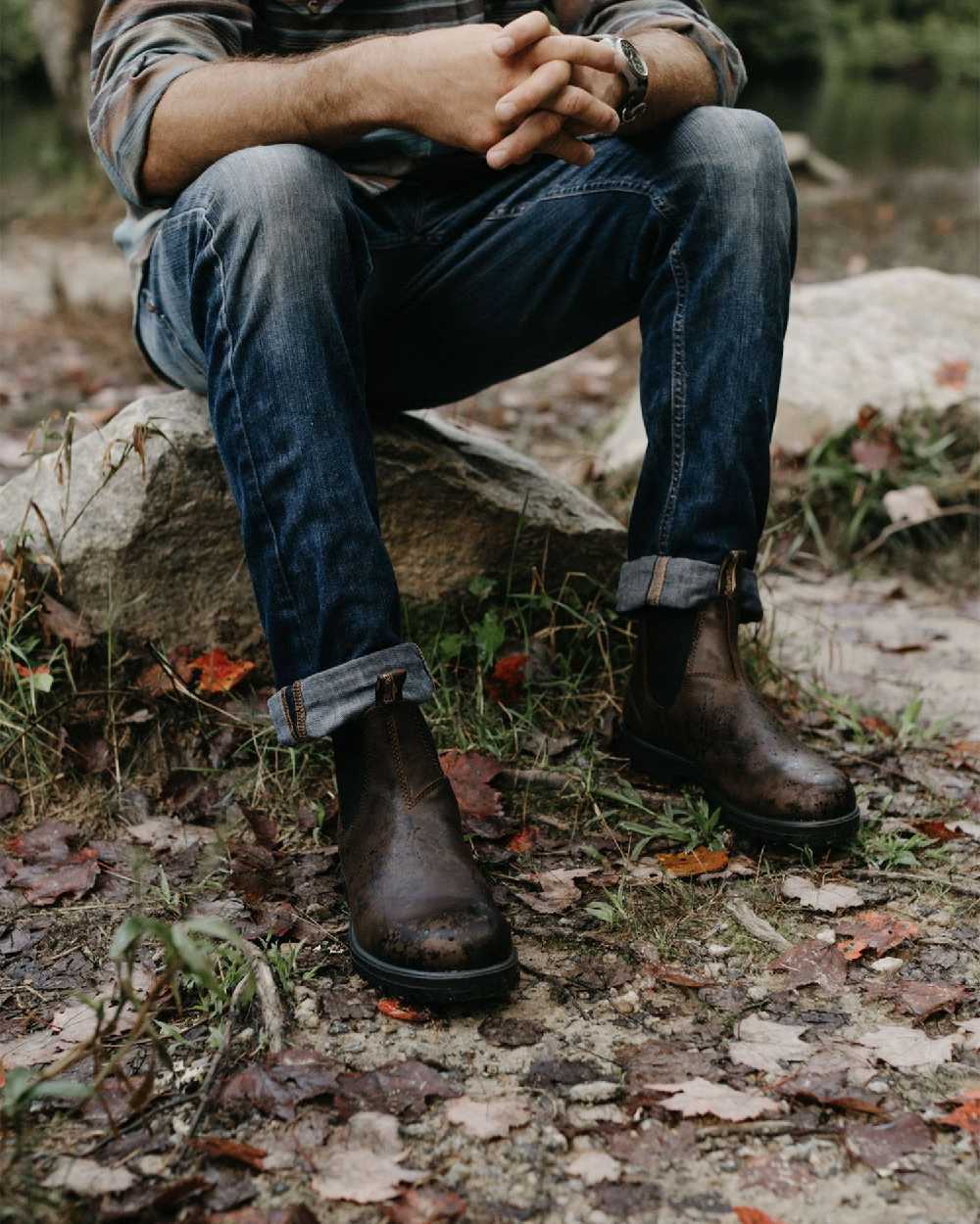 Antique brown coloured Blundstone 1609 Antique Brown Boots on forest background #colour_antique-brown