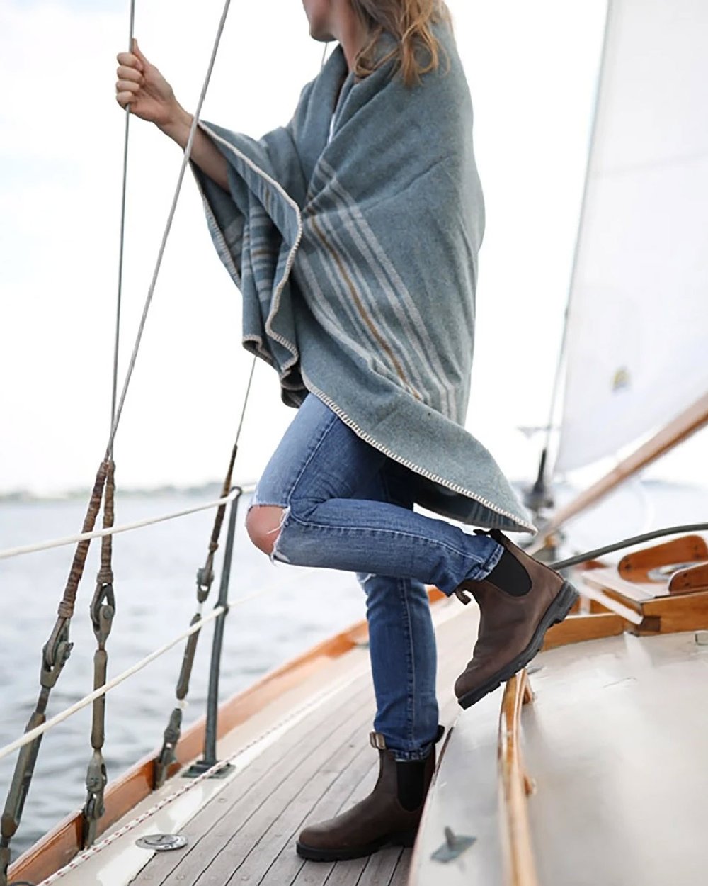 Antique brown coloured Blundstone 1609 Antique Brown Boots on yatch background #colour_antique-brown