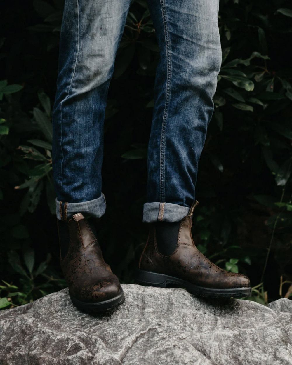Antique brown coloured Blundstone 1609 Antique Brown Boots on blurry background #colour_antique-brown