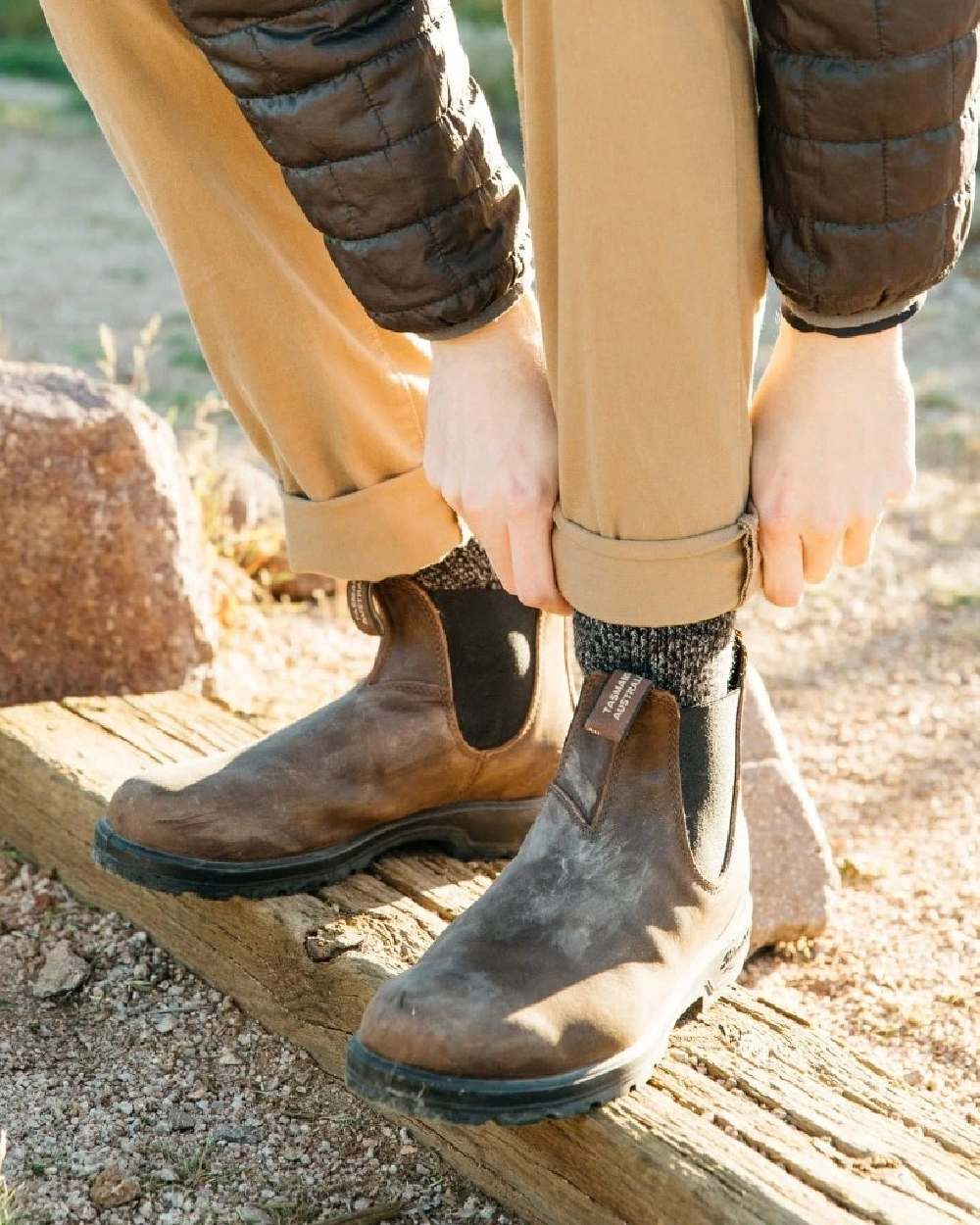 Antique brown coloured Blundstone 1609 Antique Brown Boots on blurry background #colour_antique-brown