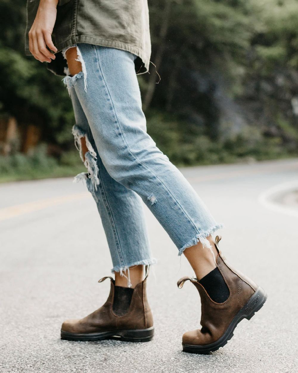 Antique brown coloured Blundstone 1609 Antique Brown Boots on street background #colour_antique-brown