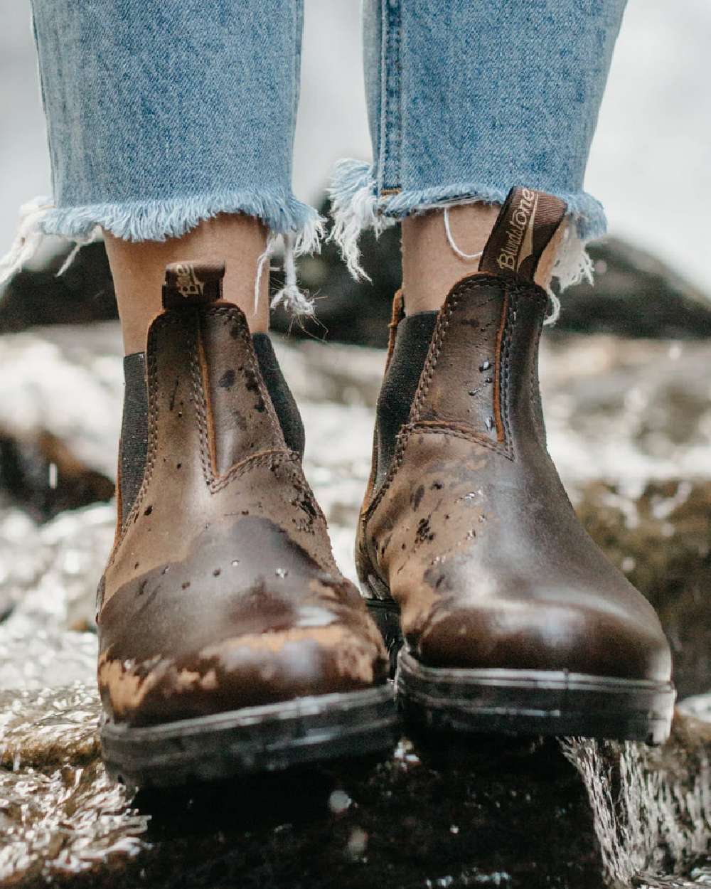 Antique brown coloured Blundstone 1609 Antique Brown Boots on blurry background #colour_antique-brown