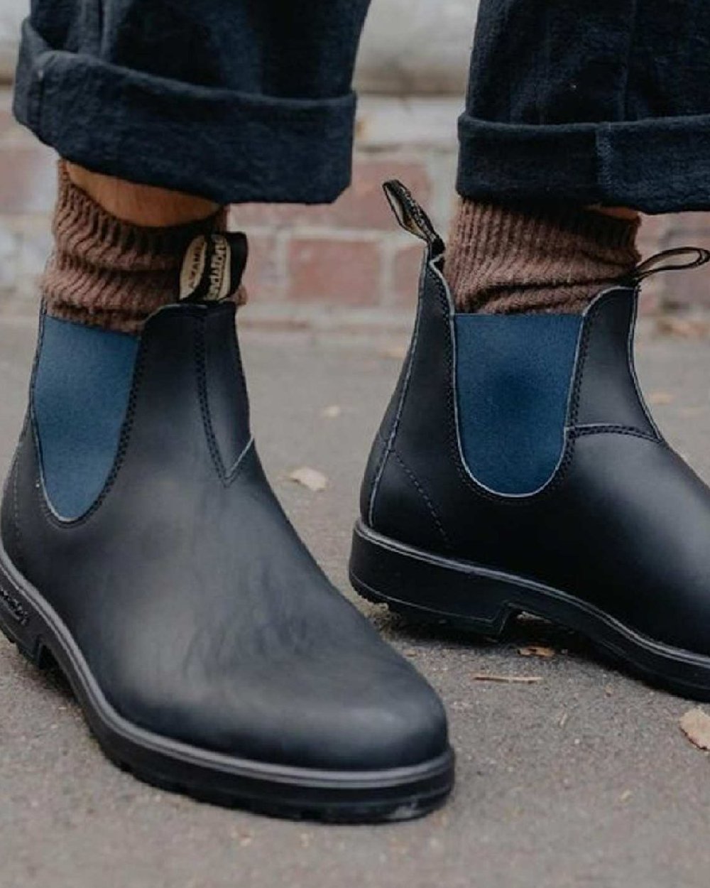 Black Navy coloured Blundstone 1917 Boots Black with Navy Elastic on street background #colour_black-navy