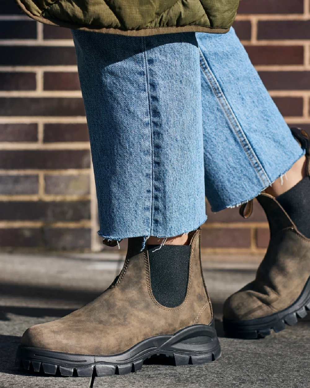Rustic Brown coloured Blundstone 2239 Leather Chelsea Boots on street background #colour_rustic-brown