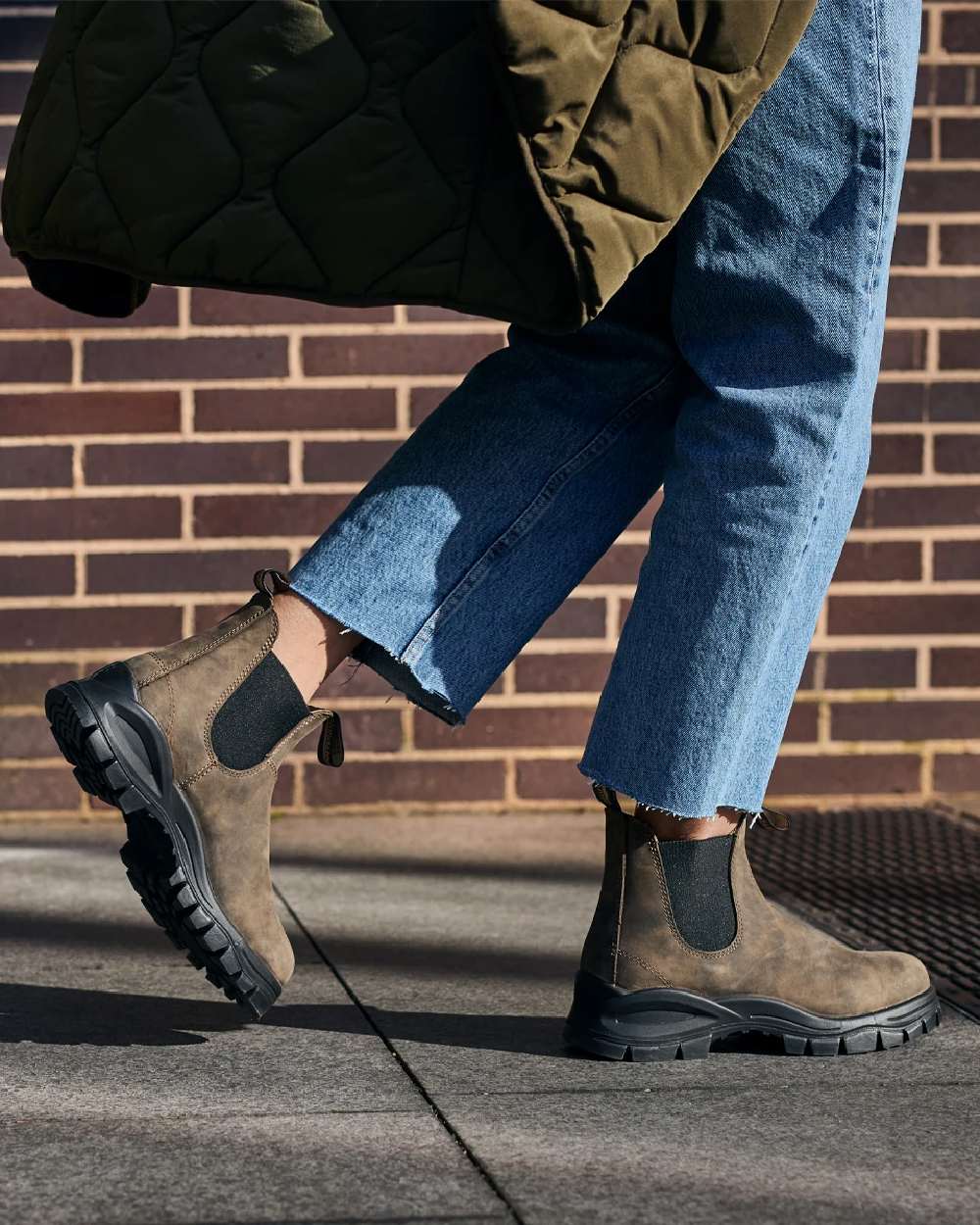 Rustic Brown coloured Blundstone 2239 Leather Chelsea Boots on street background #colour_rustic-brown