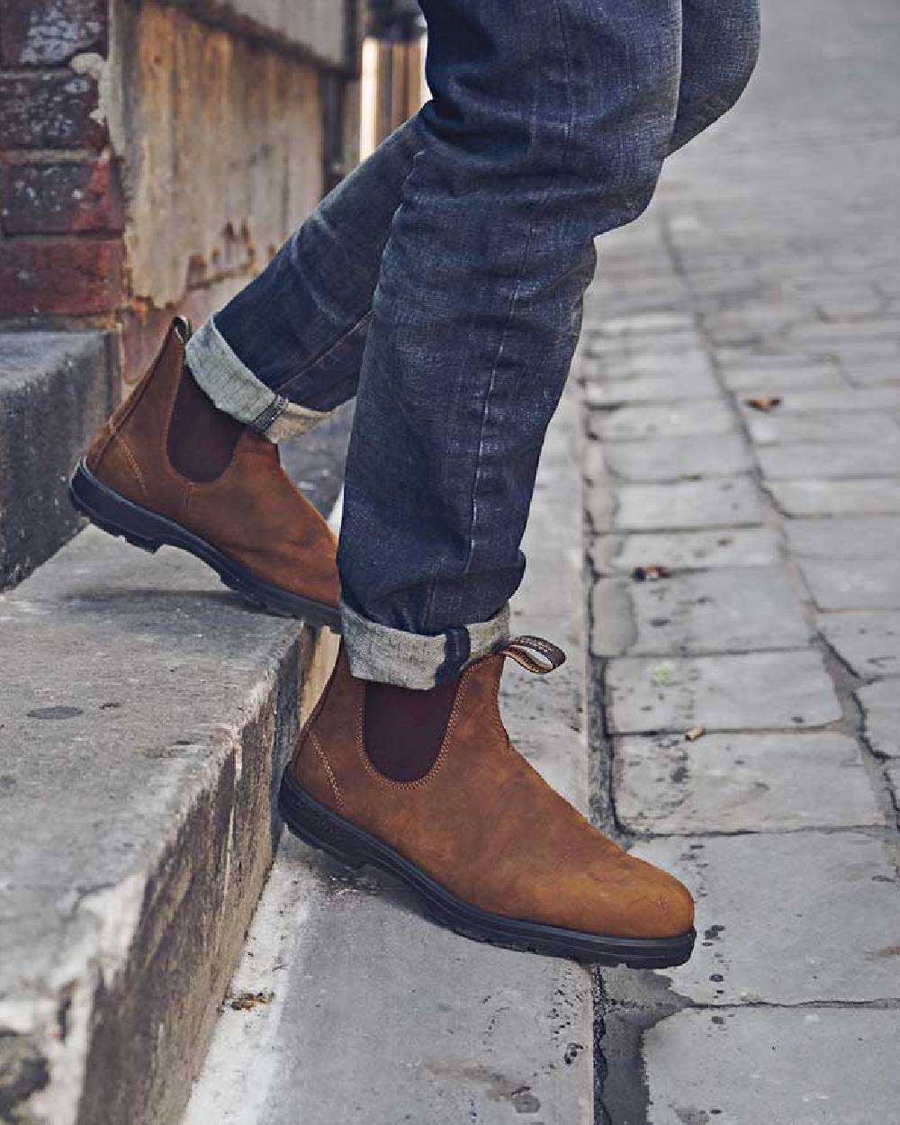 Saddle Brown coloured Blundstone 562 Saddle Brown Leather Boots on street background #colour_saddle-brown