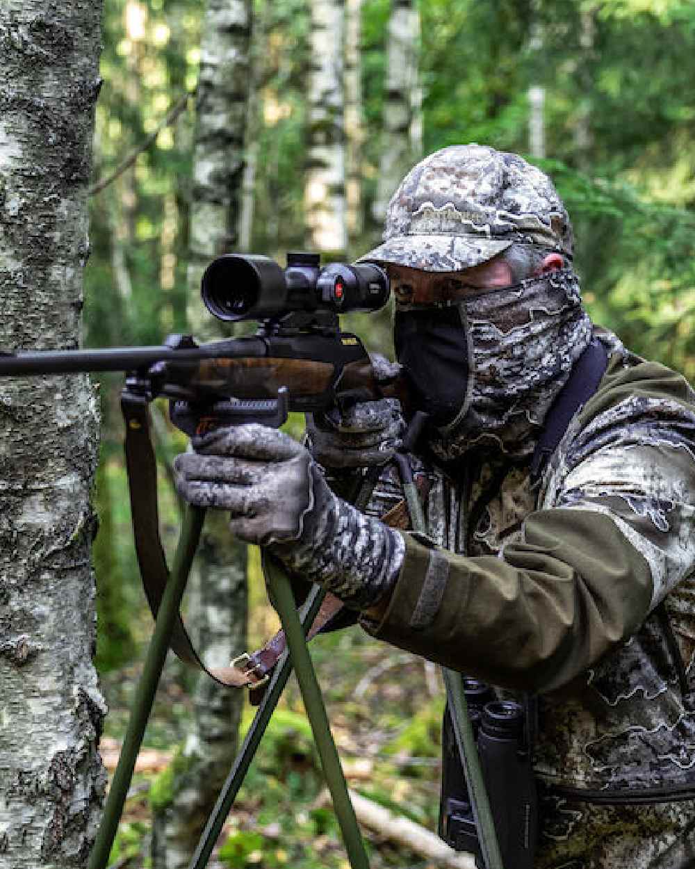 Realtree Excape coloured Deerhunter Excape Gloves with Silicone Grip on forest background #colour_realtree-excape