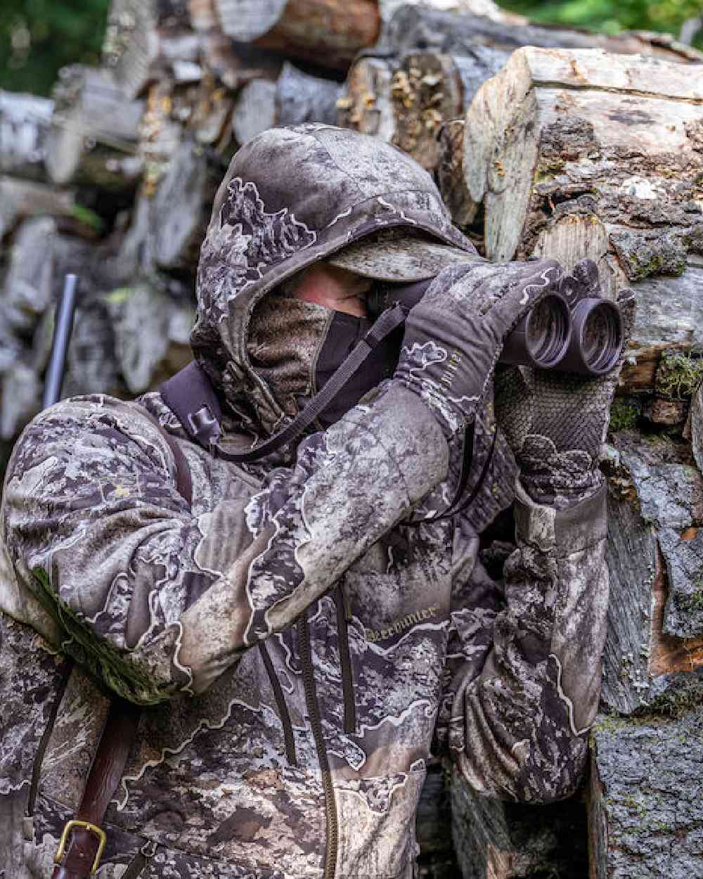 Realtree Excape coloured Deerhunter Excape Gloves with Silicone Grip on wood background #colour_realtree-excape