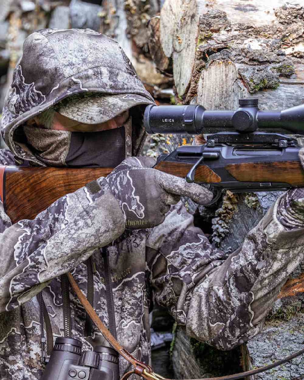 Realtree Excape coloured Deerhunter Excape Gloves with Silicone Grip on wood background #colour_realtree-excape