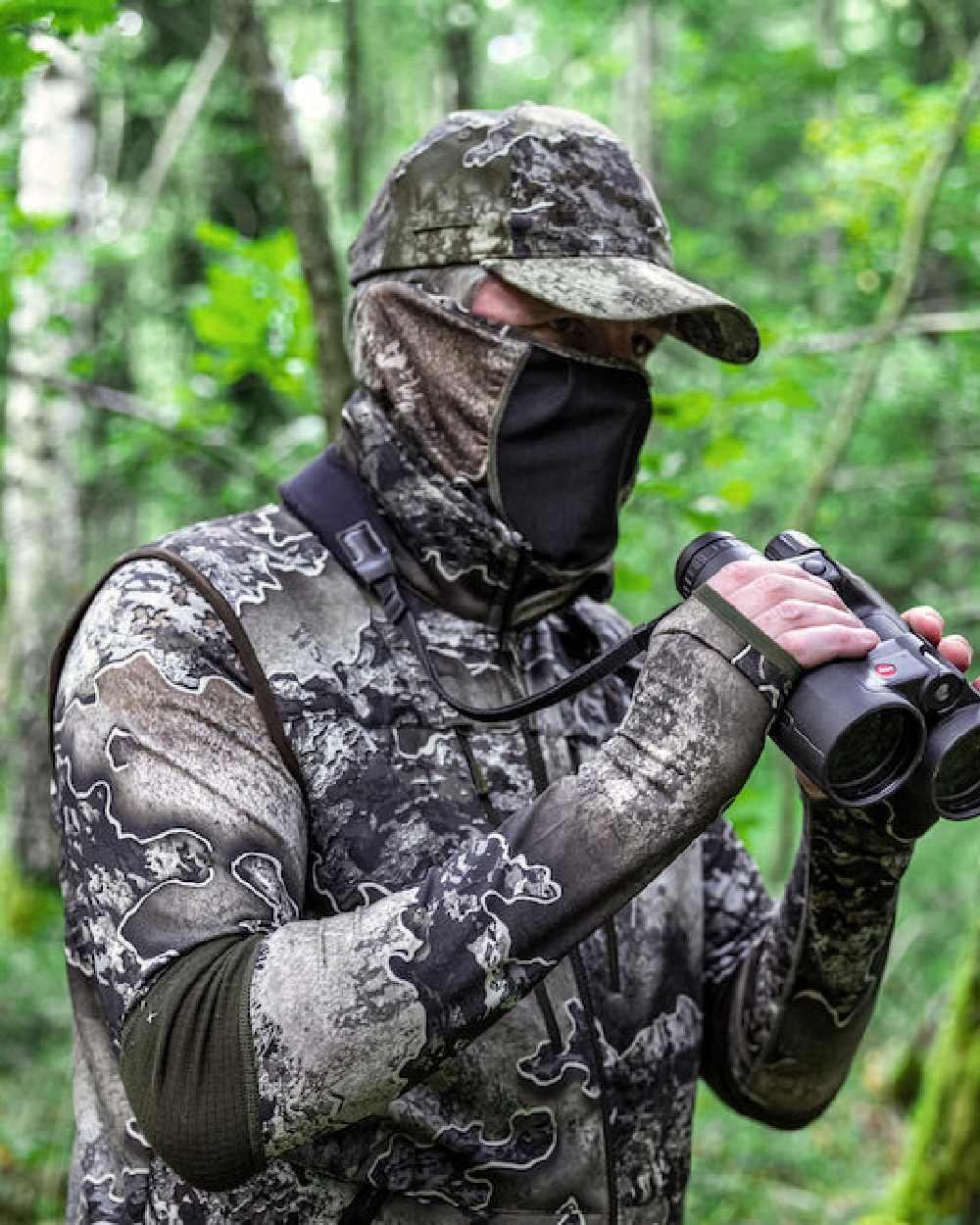 Realtree Excape coloured Deerhunter Excape Insulated Cardigan on forest background #colour_realtree-excape