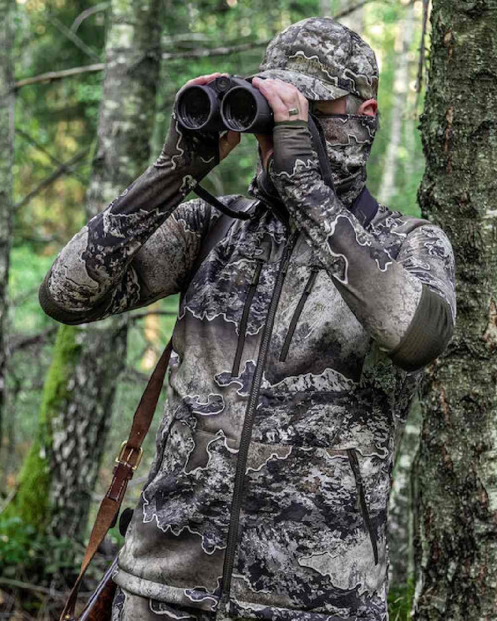 Realtree Excape coloured Deerhunter Excape Insulated Cardigan on forest background #colour_realtree-excape