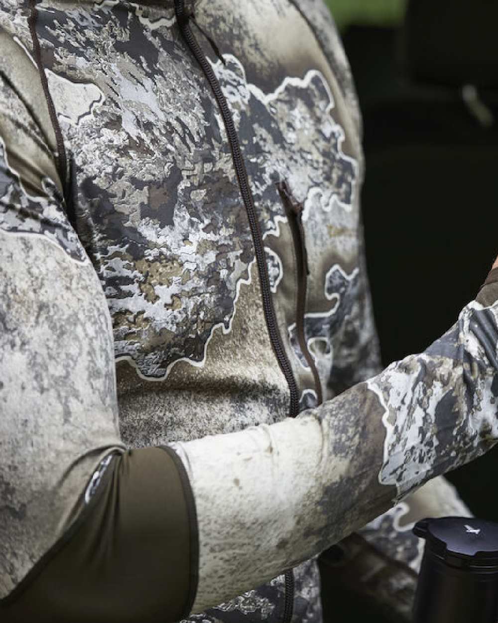 Realtree Excape coloured Deerhunter Excape Insulated Cardigan on blurry background #colour_realtree-excape