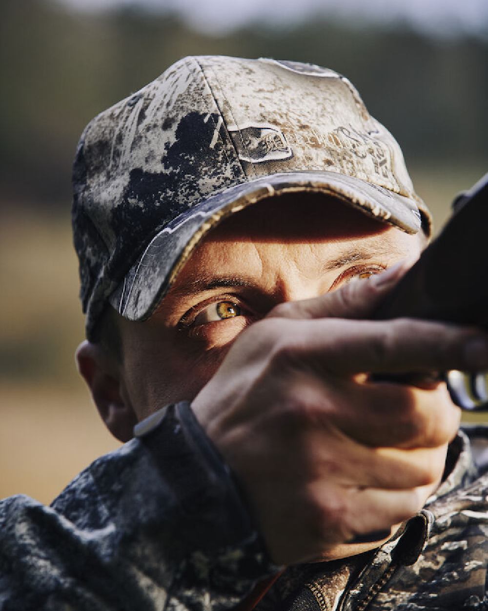 Realtree Excape coloured Deerhunter Excape Light Cap on blurry background #colour_realtree-excape