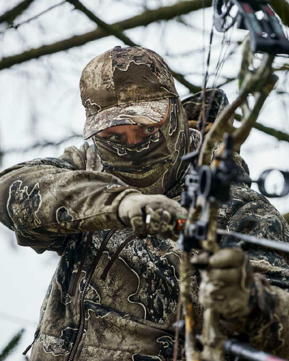 Realtree Excape coloured Deerhunter Excape Light Cap on forest background #colour_realtree-excape