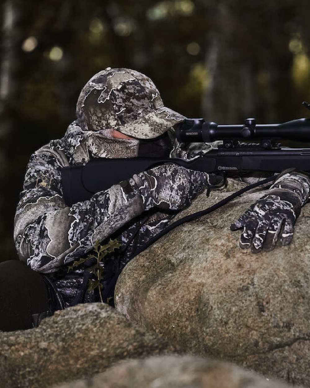 Realtree Excape coloured Deerhunter Excape Light Cap on blurry background #colour_realtree-excape