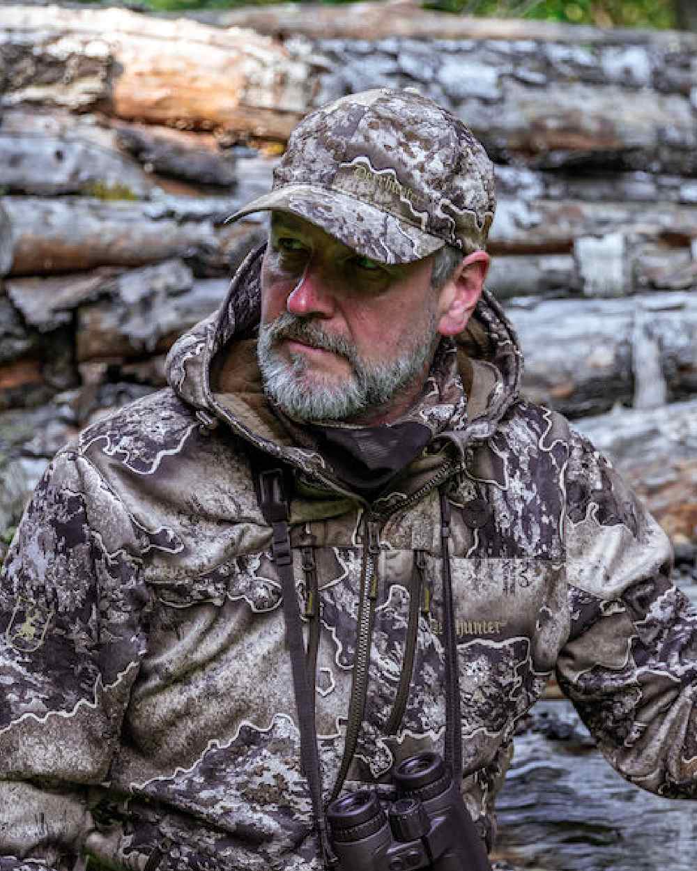 Realtree Excape coloured Deerhunter Excape Light Cap on wood background #colour_realtree-excape