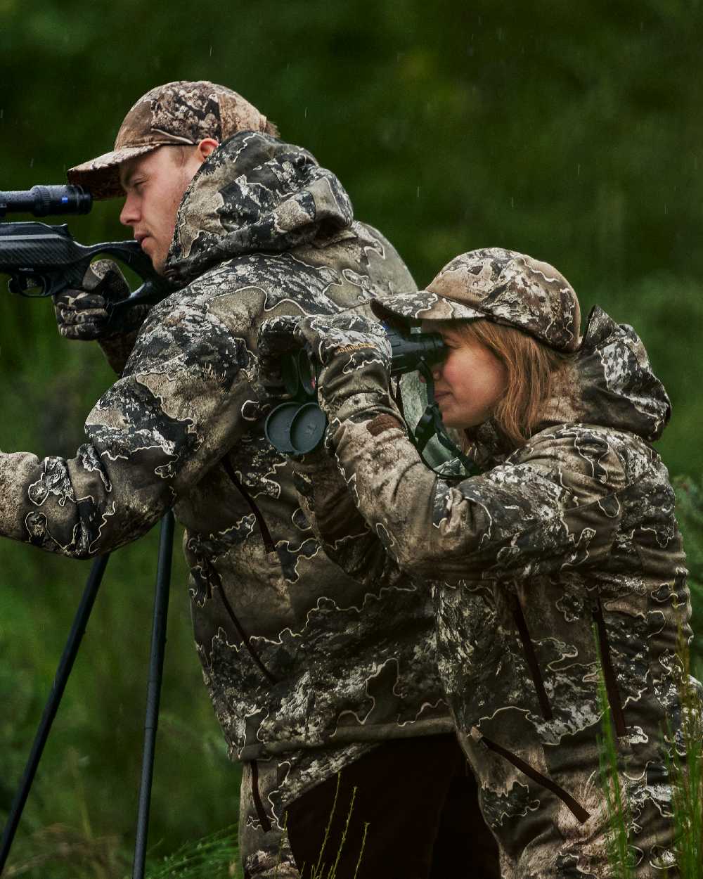 Realtree Excape coloured Deerhunter Excape Mittens on forest background #colour_realtree-excape