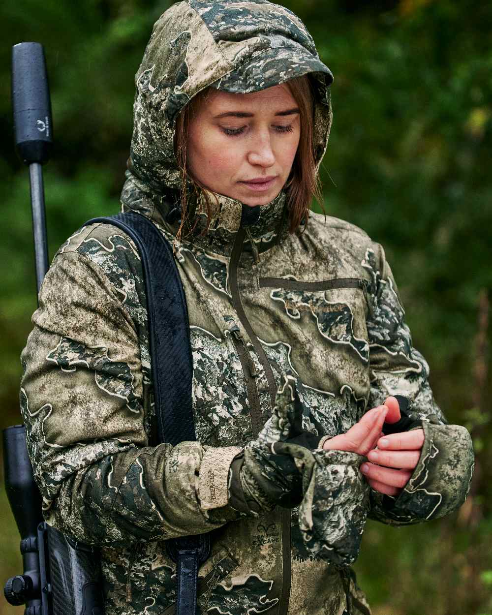 Realtree Excape coloured Deerhunter Excape Mittens on forest background #colour_realtree-excape