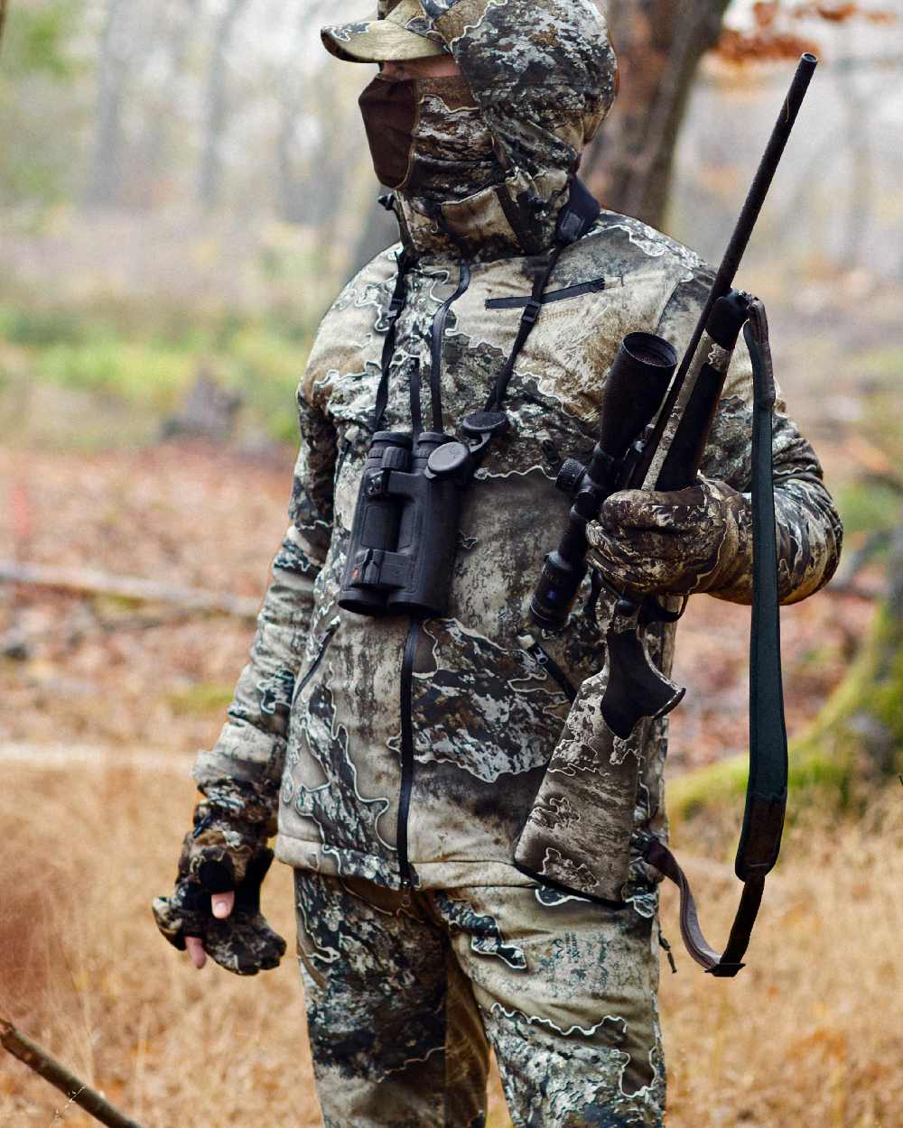 Realtree Excape coloured Deerhunter Excape Winter Gloves on forest background #colour_realtree-excape