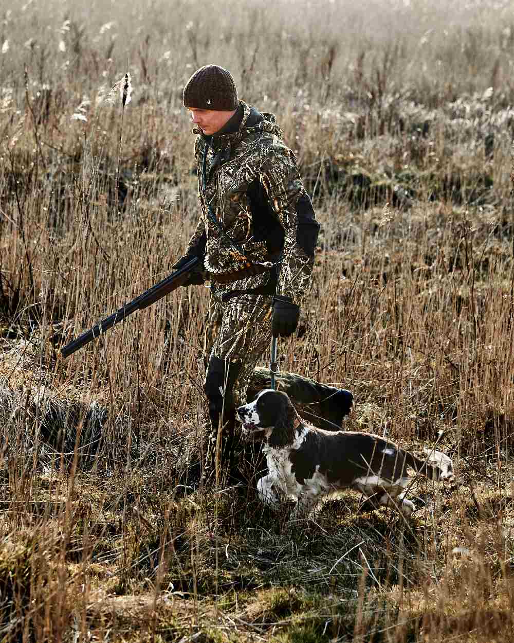 Realtree Max-7 coloured Deerhunter Heat Game Trousers on grassy background #colour_realtree-max-7