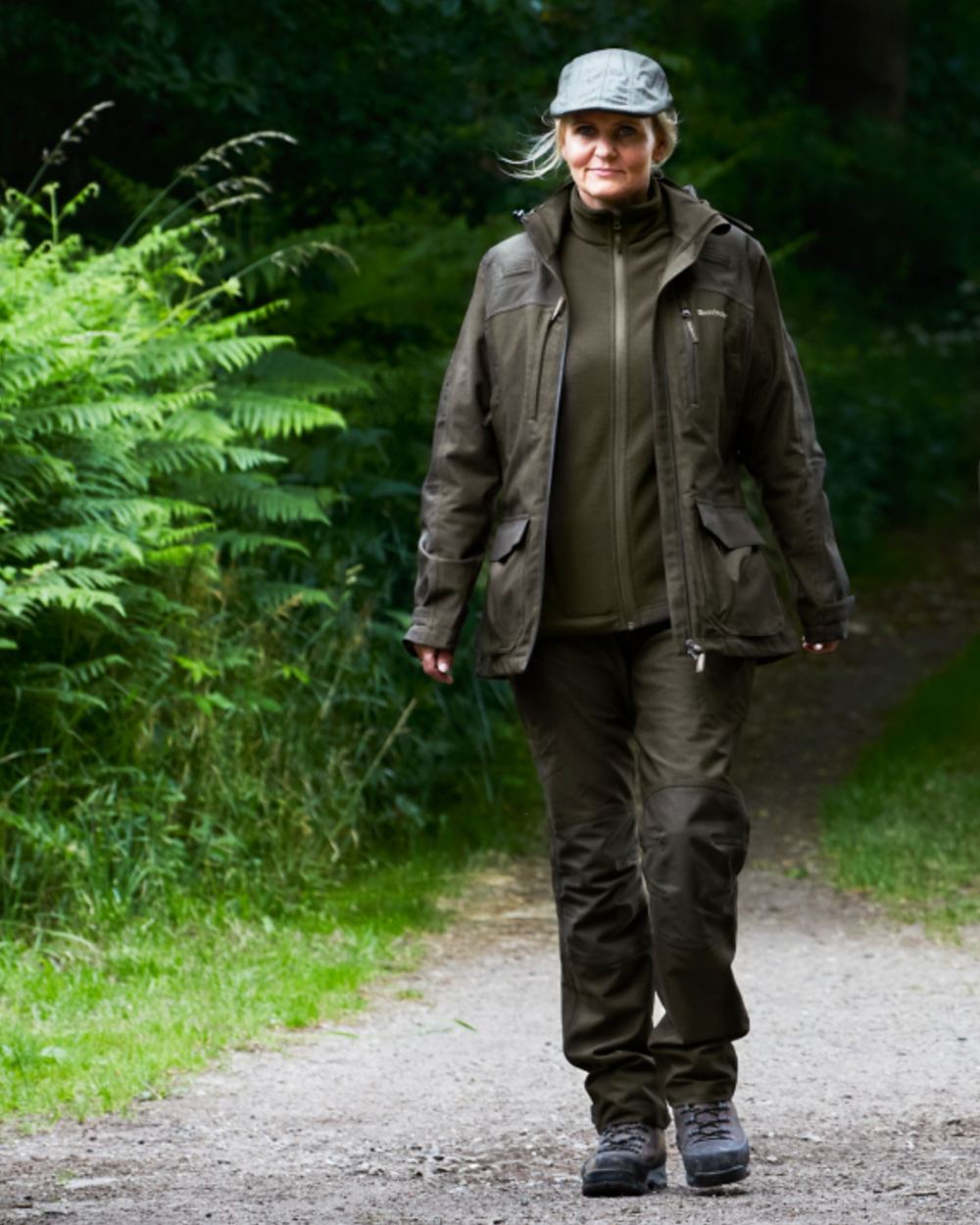 Beluga coloured Deerhunter Lady Chasse Fleece Jacket on forest background #colour_beluga