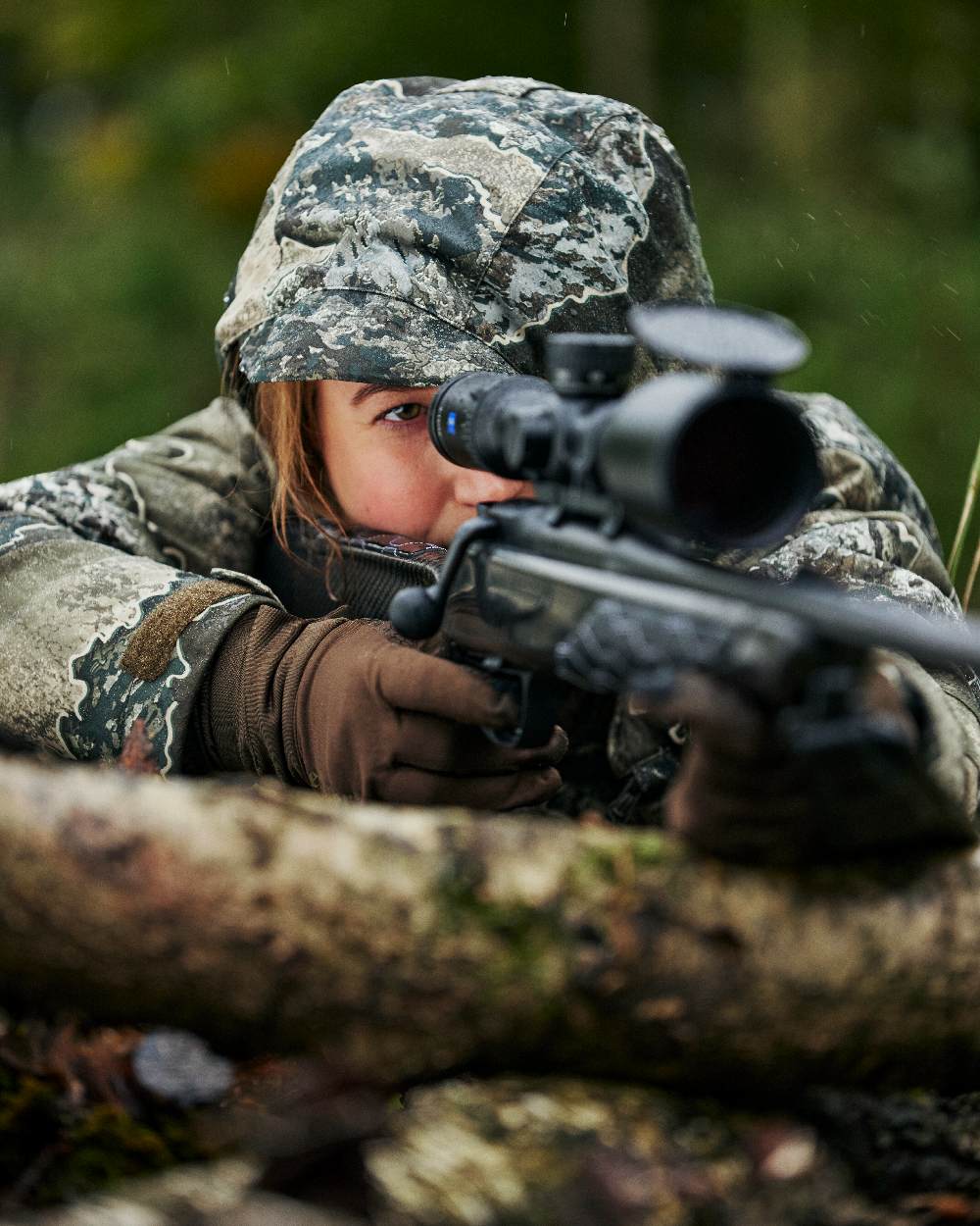 Realtree Excape coloured Deerhunter Lady Excape Winter Jacket on blurry background #colour_realtree-excape
