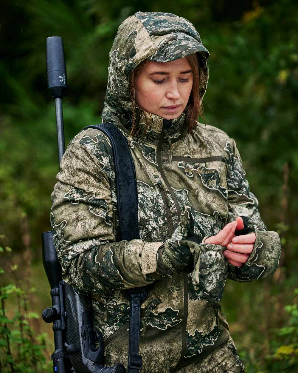 Realtree Excape coloured Deerhunter Lady Excape Winter Jacket on blurry background #colour_realtree-excape