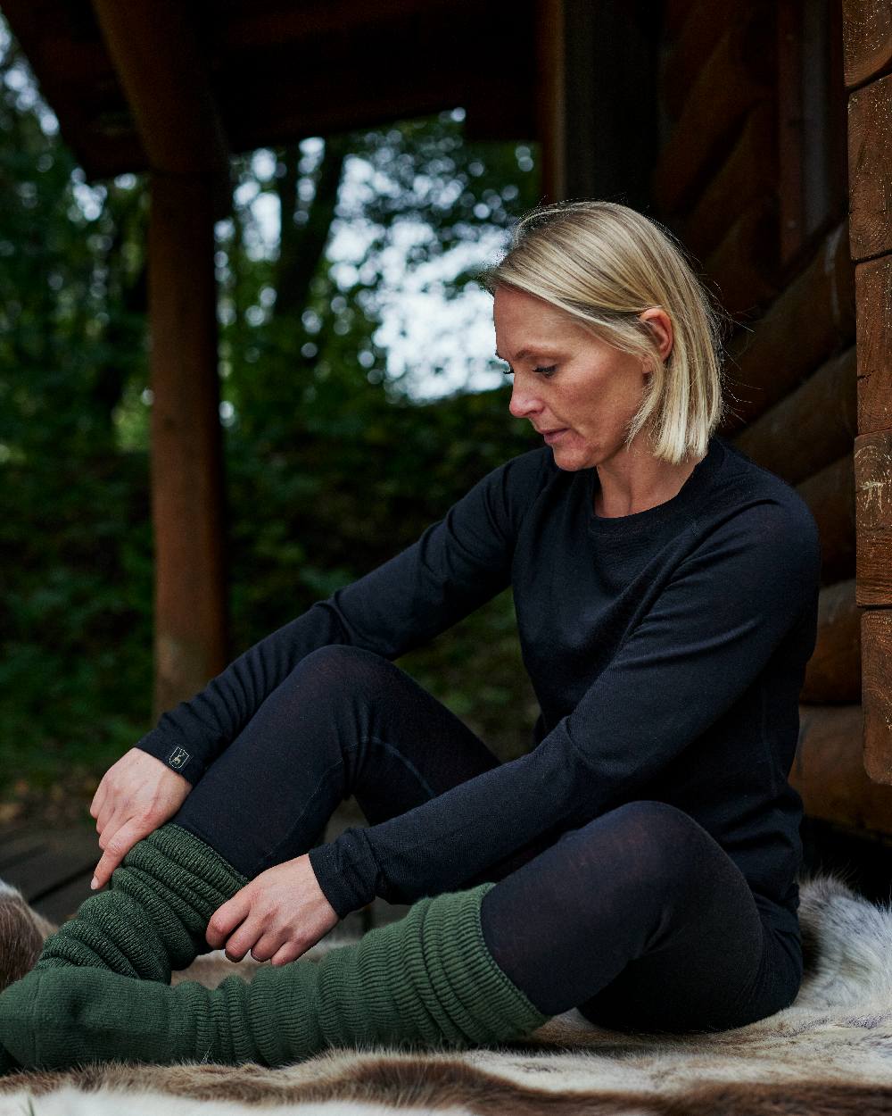 Black Oak coloured Deerhunter Lady Quinn Merino Leggings on blurry background #colour_black-oak