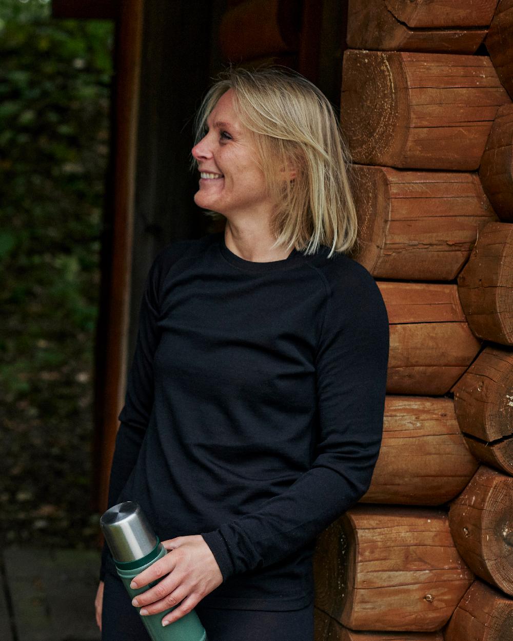 Black Oak coloured Deerhunter Lady Quinn Merino Undershirt on wood background #colour_black-oak