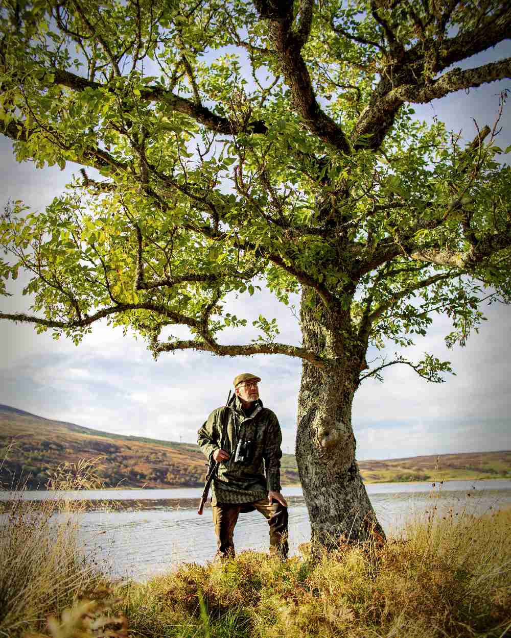 Turf Coloured Deerhunter PRO Gamekeeper Smock on pond background #colour_turf