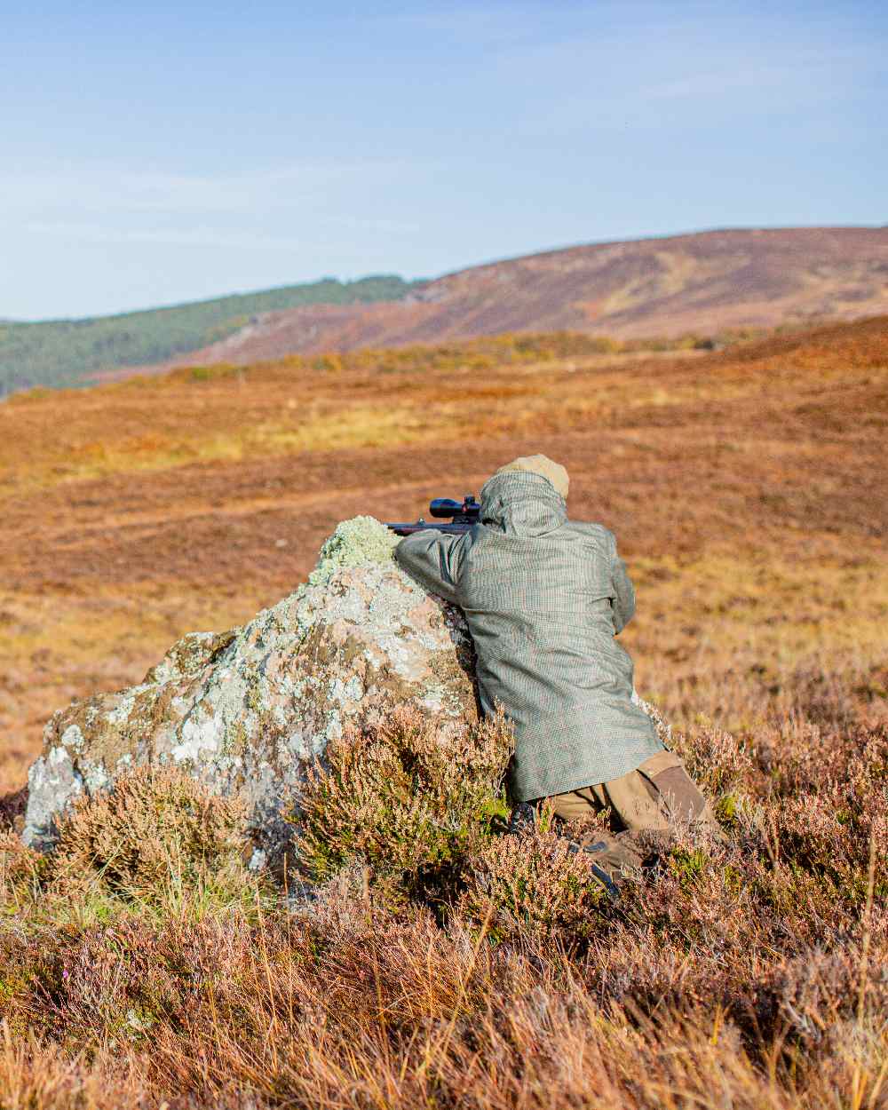 Turf Coloured Deerhunter PRO Gamekeeper Smock on mountain background #colour_turf