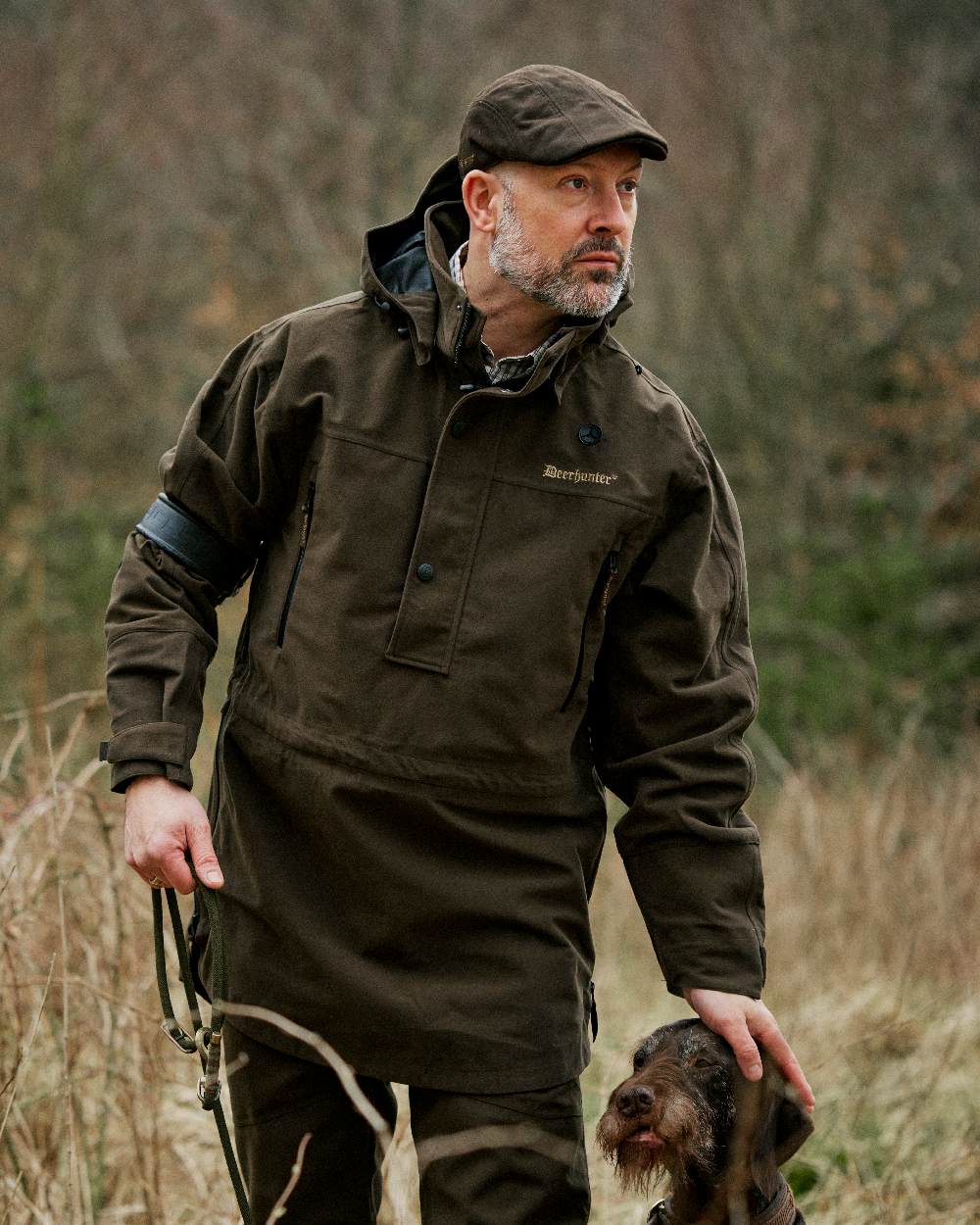 Peat coloured Deerhunter Pro Gamekeeper Flatcap on grassy background #colour_peat