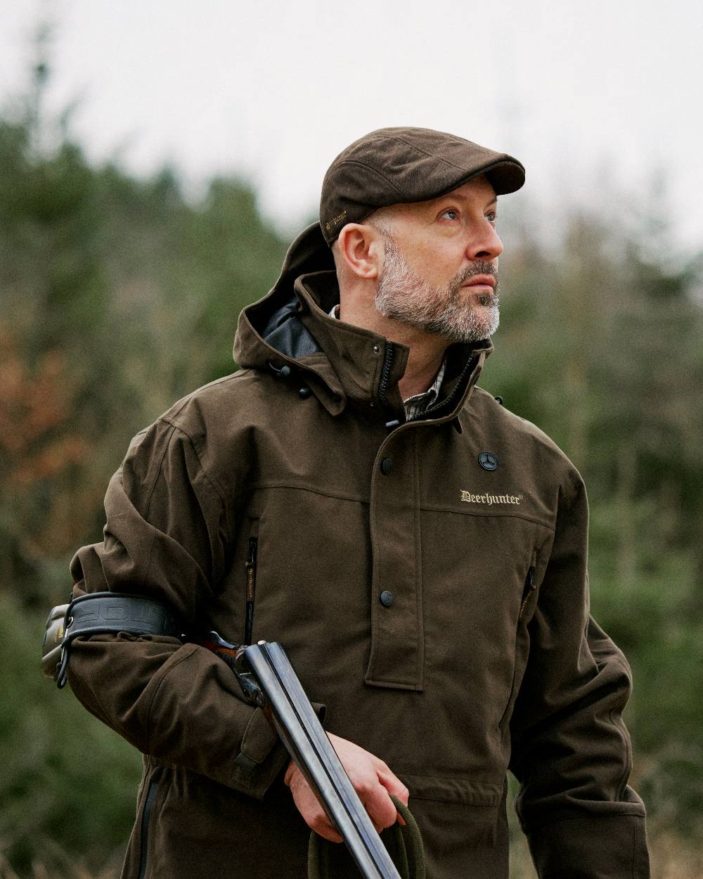 Peat coloured Deerhunter Pro Gamekeeper Flatcap on blurry background #colour_peat