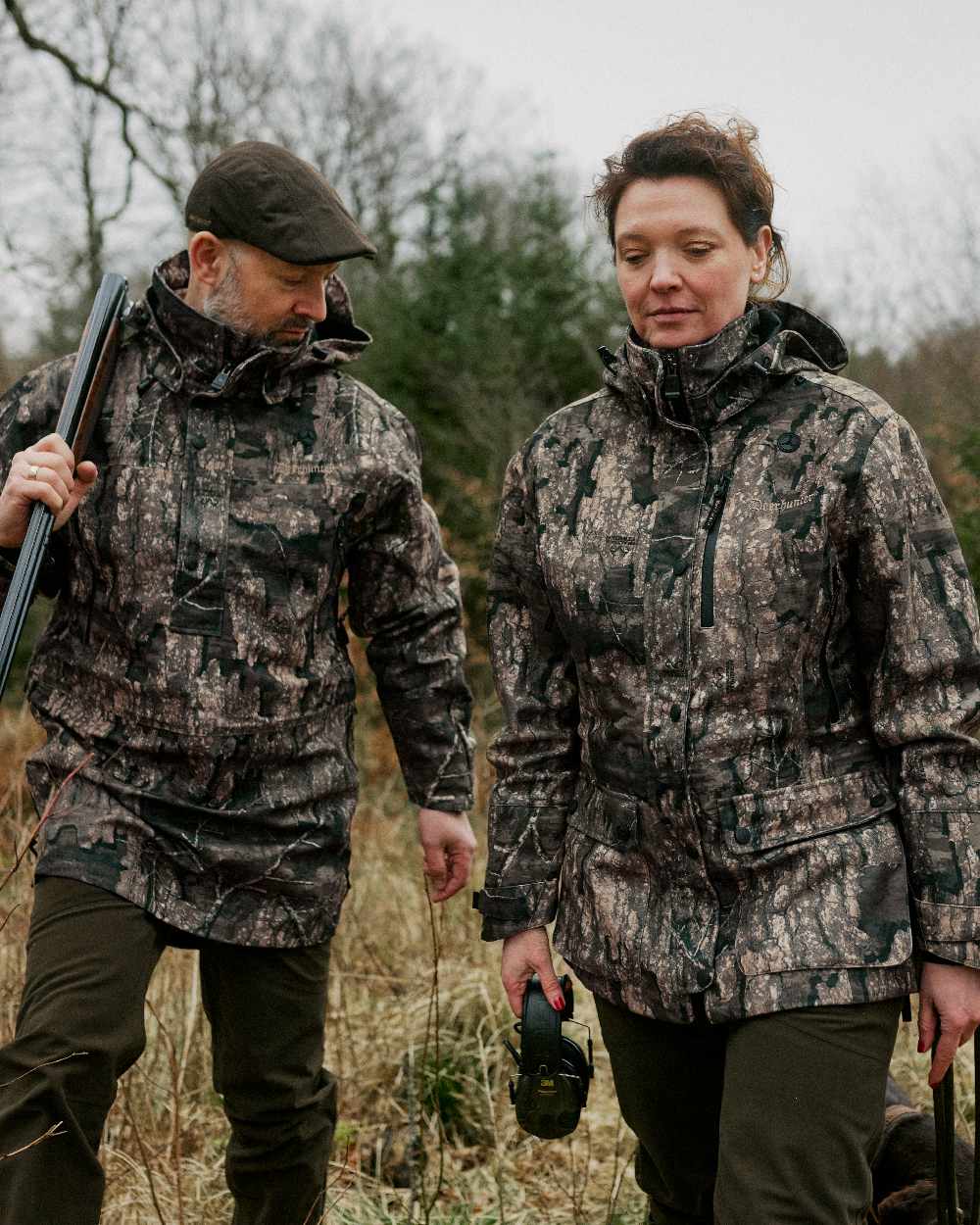 Peat coloured Deerhunter Pro Gamekeeper Flatcap on forest background #colour_peat