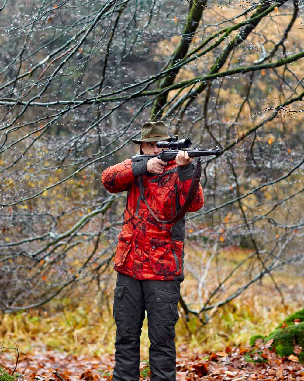 Realtree Edge Red coloured Deerhunter Ram Arctic Jacket on forest background #colour_realtree-edge-red