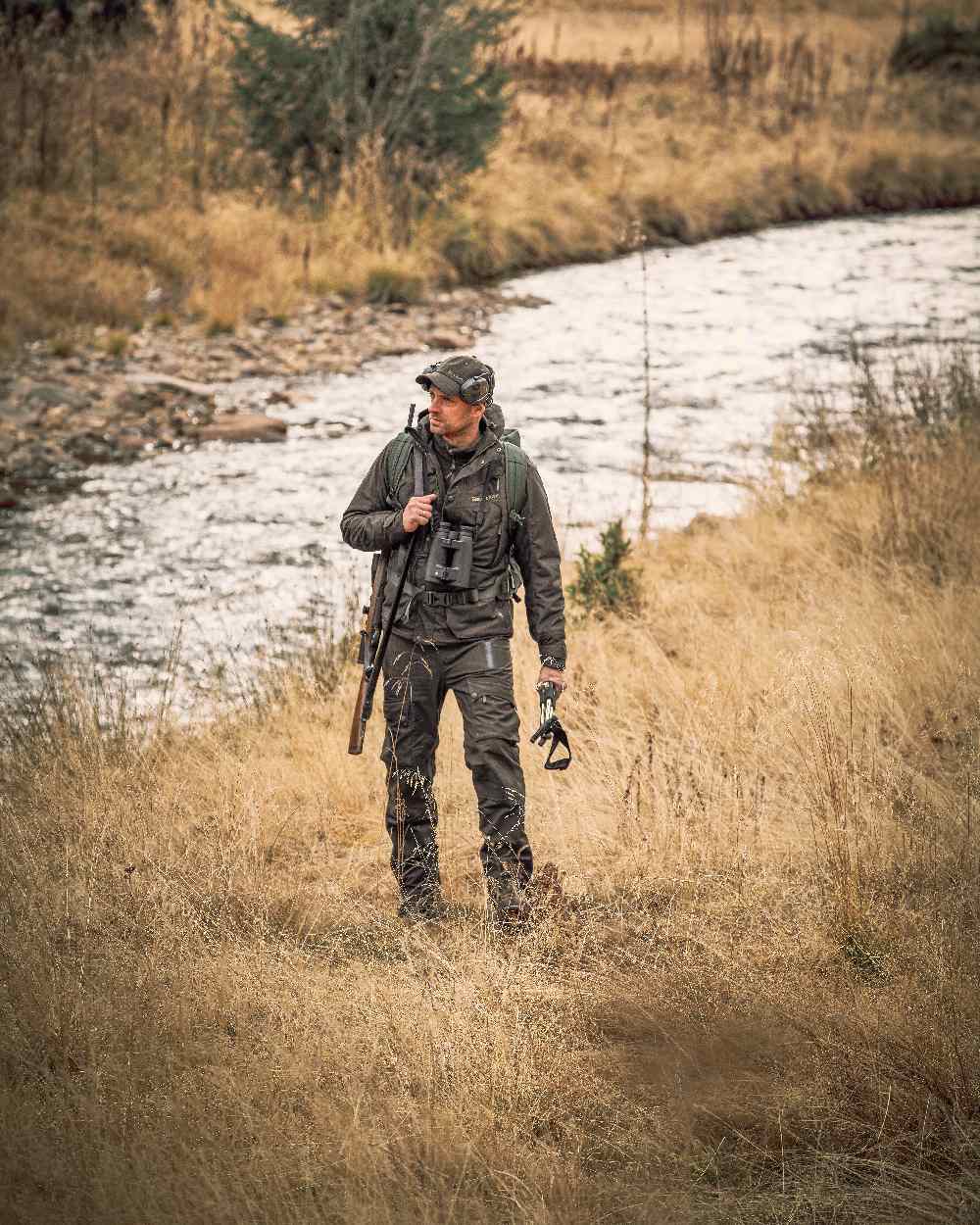 Elmwood coloured Deerhunter Ram Winter Trousers on grassy background #colour_elmwood