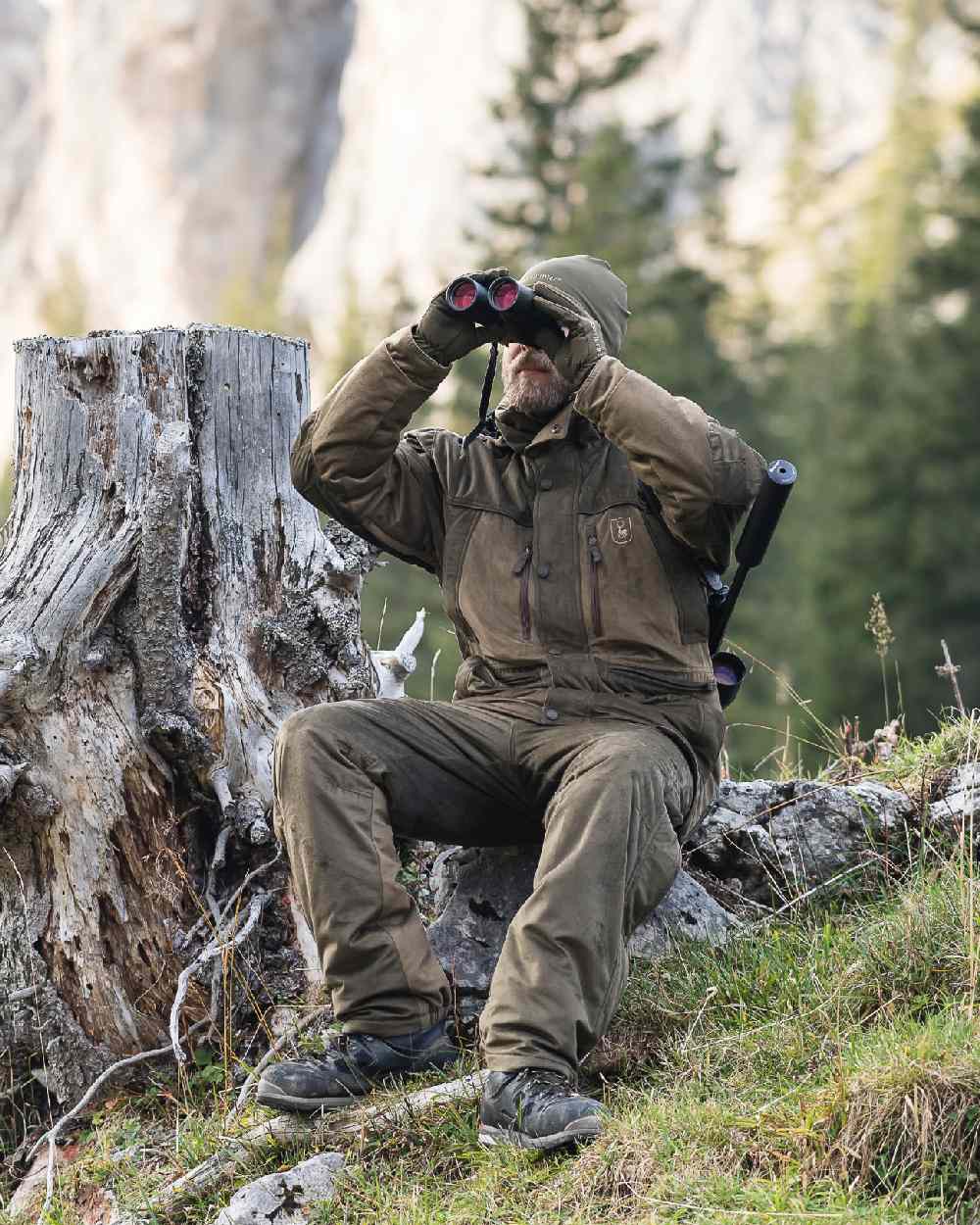 Peat coloured Deerhunter Rusky Silent Gloves on forest background #colour_peat