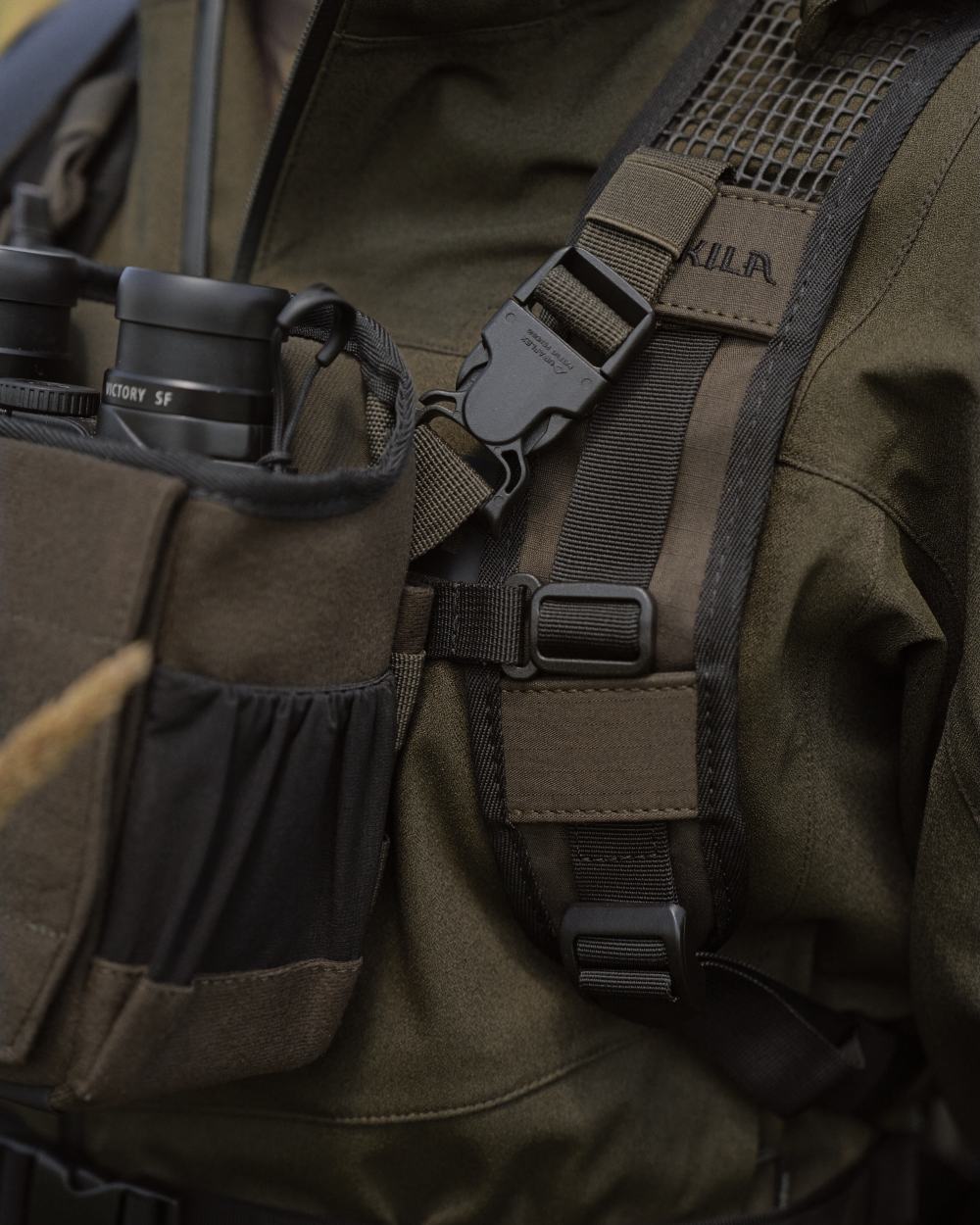 Dark Willow Green coloured Harkila Bino Harness on field background #colour_dark-willow-green