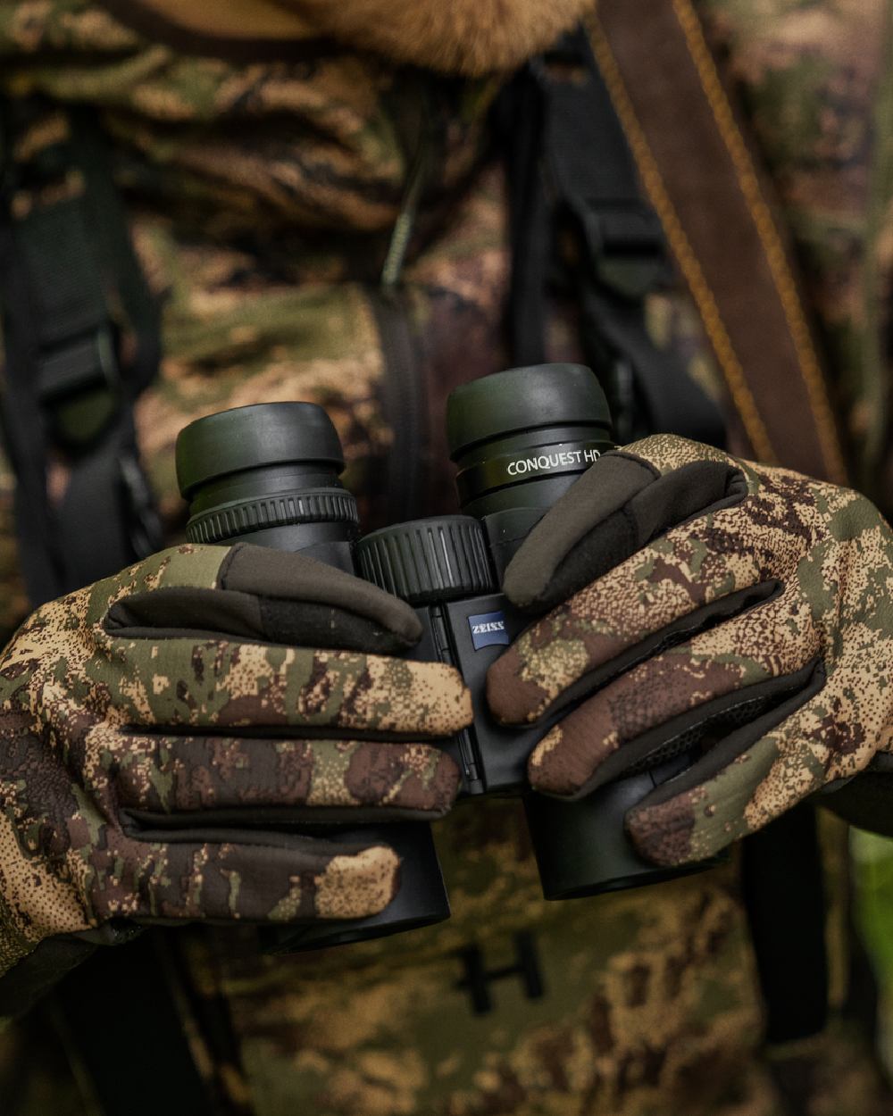 AXIS Forest Coloured Harkila Deer Stalker Camo Fleece Gloves on blurry background #colour_axis-forest