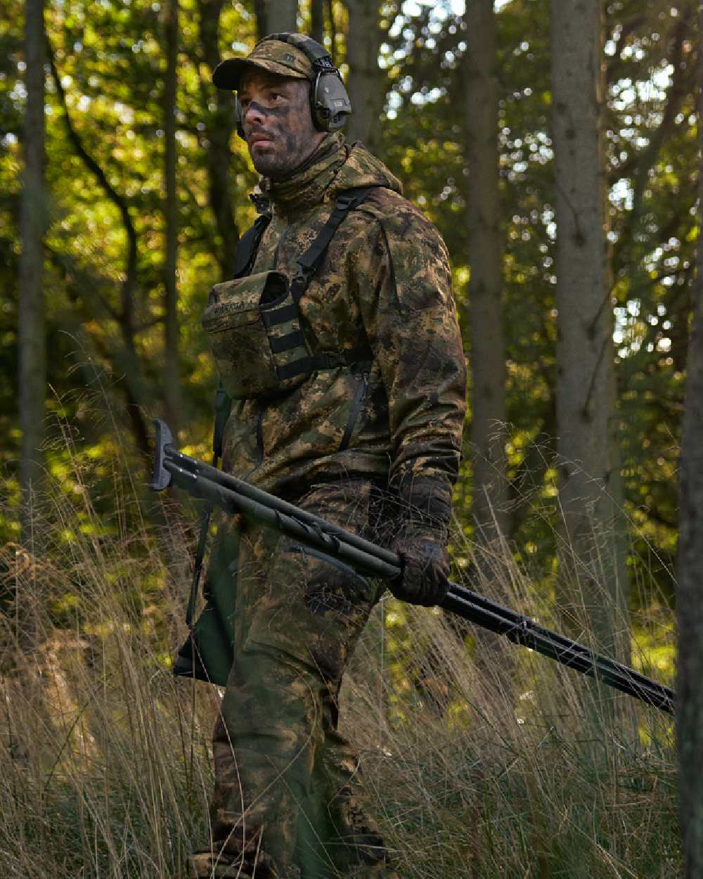 AXIS Forest Coloured Harkila Deer Stalker Camo HWS Jacket on forest background #colour_axis-forest