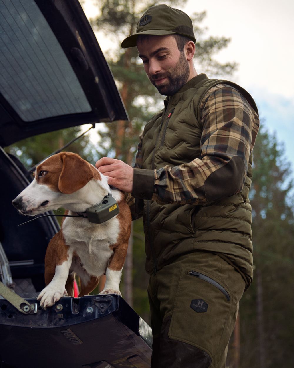 Willow Green Coloured Harkila Driven Hunt Insulated Waistcoat on outdoor background #colour_willow-green