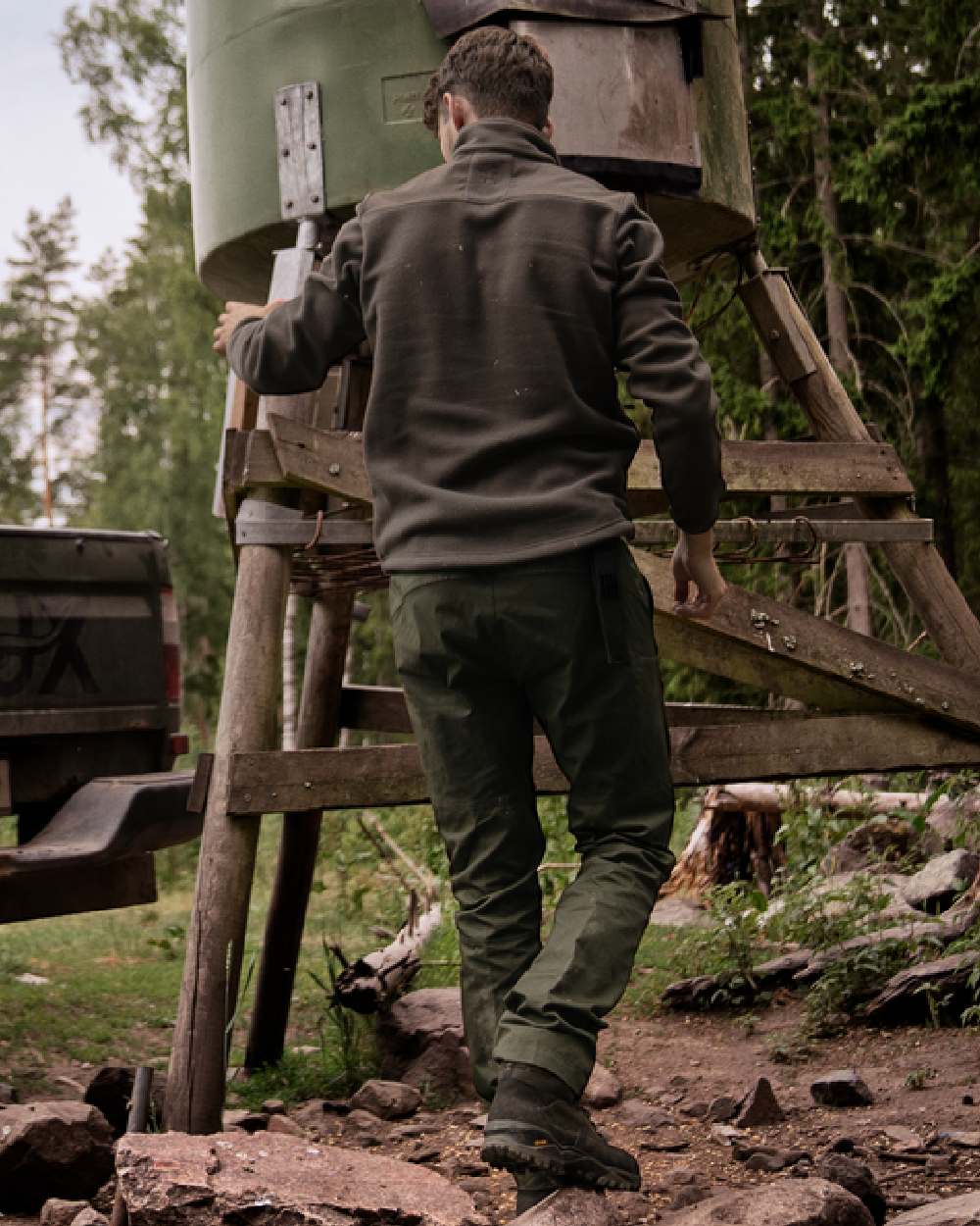 Shadow Brown Coloured Harkila Fjell Fleece Jacket on forest background #colour_shadow-brown