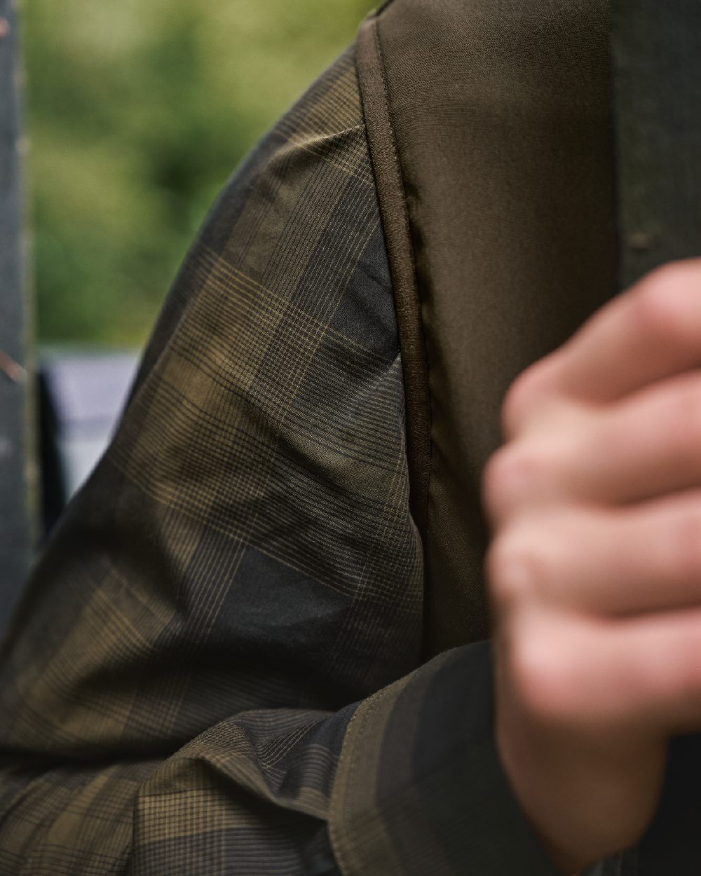 Hunting Green Willow Green Coloured Harkila Fjell Fleece Waistcoat on blurry background #colour_hunting-green-willow-green