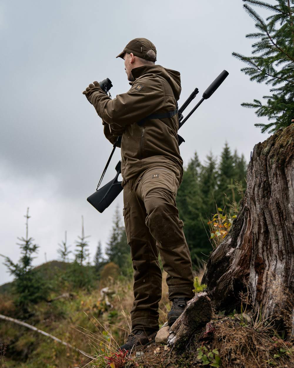 Hunting Green Shadow Brown Coloured Harkila Forest Hunter GTX Jacket on outdoor background #colour_hunting-green-shadow-brown