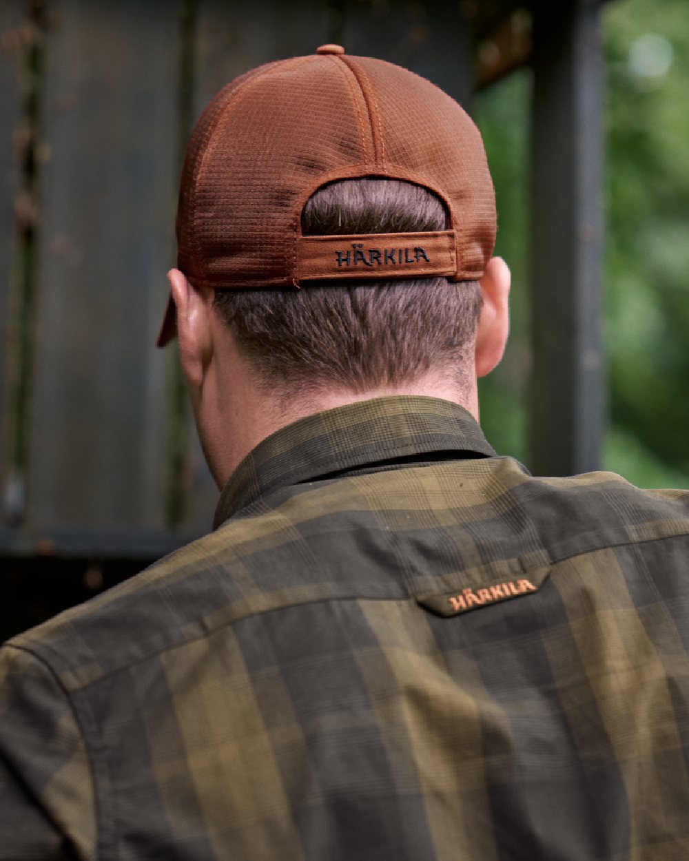 Arabian Spice Coloured Harkila Instinct Cap on blurry background #colour_arabian-spice