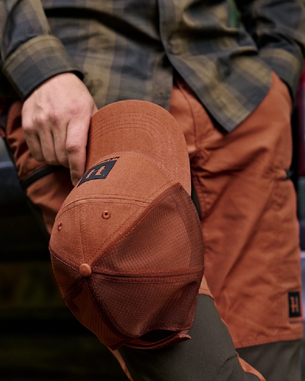 Arabian Spice Coloured Harkila Instinct Cap on blurry background #colour_arabian-spice
