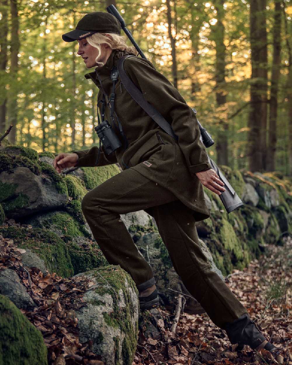 Willow Green Coloured Harkila Metso Womens Hybrid Jacket on outdoor background #colour_willow-green