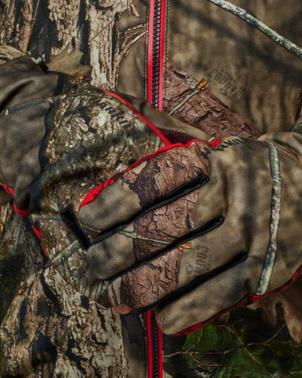 Mossy Oak Break-Up Country Mossy Oak Red Coloured Harkila Moose Hunter 2.0 GTX Gloves on white background #colour_mossy-oak-break-up-country-mossy-oak-red